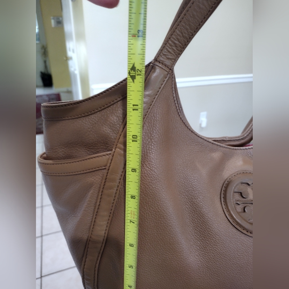 Tory Burch Hannah Pocket Hobo in Sand - Picture 10 of 15